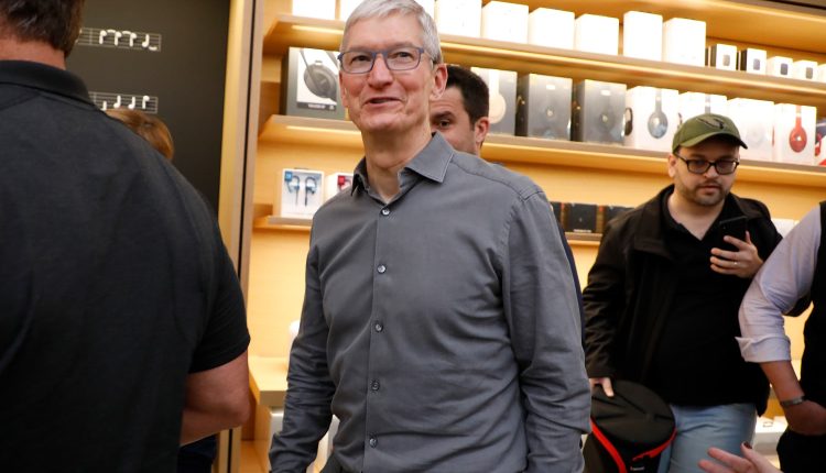 Apple temporarily closes California stores as virus cases escalate

