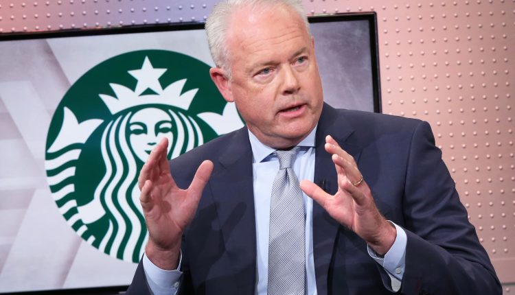 Starbucks pledges $ 100 million to help small businesses and communities

