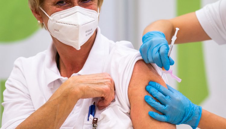 UK Delays Second Pfizer / BioNTech Admission: Here's What We Know

