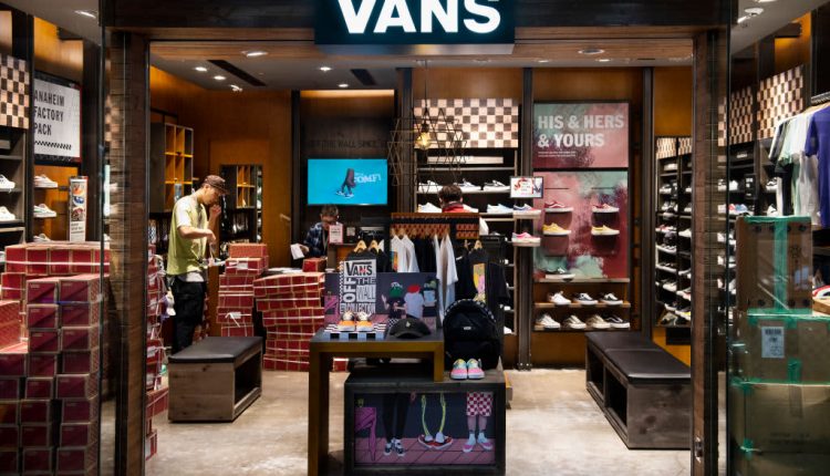 Retailers are signing more short term leases in a risky bet for mall owners

