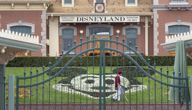 Coronavirus hurt theme parks and cost Disney $ 2.6 billion

