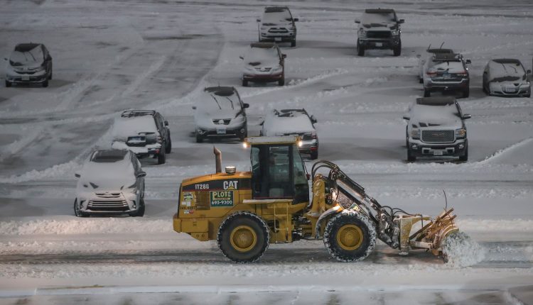Airlines are canceling most flights in the NYC area before the snow storm

