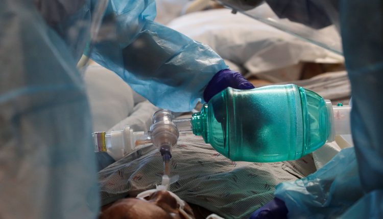 Medical experts are trying to make a "long Covid" diagnosis for patients with persistent symptoms

