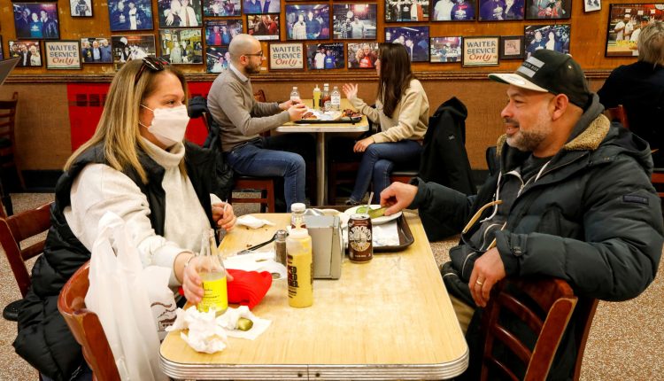 Reopening indoor food is a "ruthless decision," says the virologist

