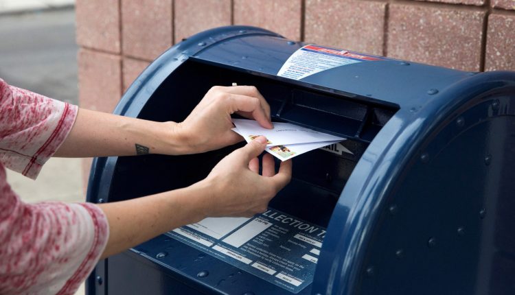 Democrats and Republicans introduce bipartisan law to save USPS

