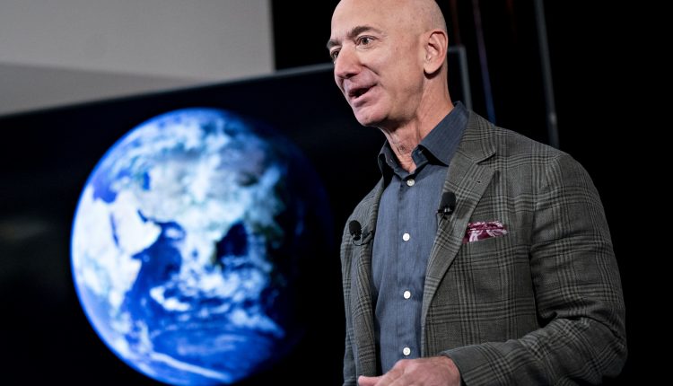Jeff Bezos visits Relativity Space's headquarters with Tim Ellis

