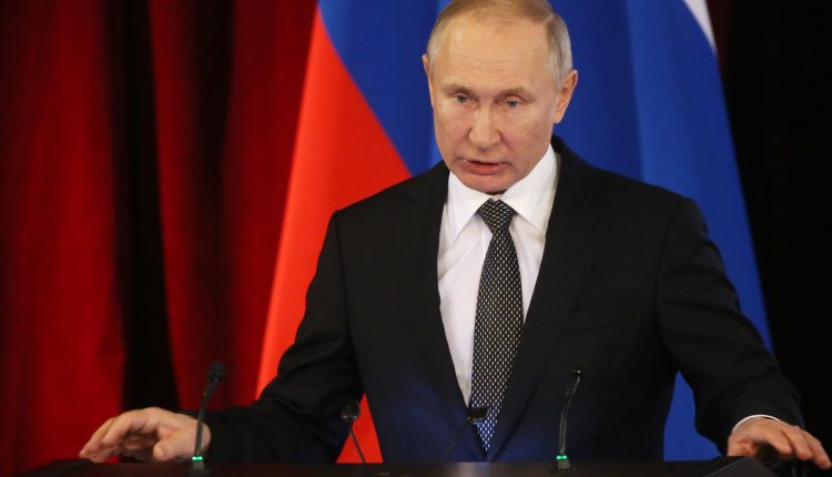Putin warns against crossing Russia's "red lines", says the military

