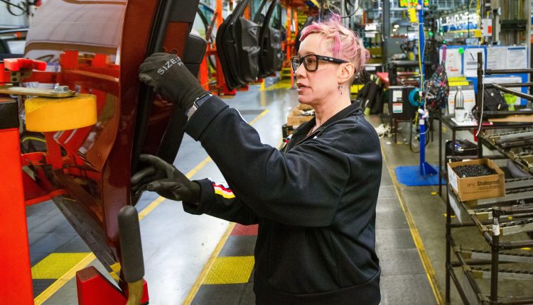 Biden meets with auto managers about a painful chip shortage

