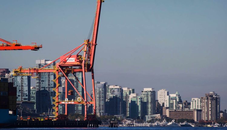 Dockers on the west coast of Canada officially begin their strike

