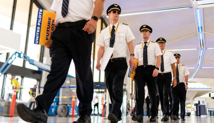 United signs pilots a four-year, temporary employment contract with pay increases of up to 40%

