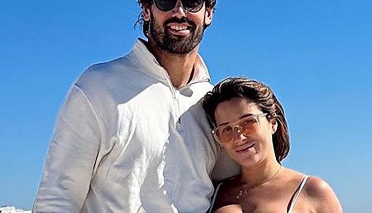 Jessie James Decker Enjoys Beach Trip With "Big Daddy" Eric Decker