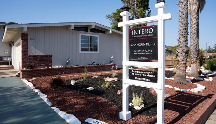 Mortgage rates back over 7%, as stronger economic data rolls in