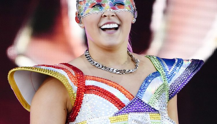 JoJo Siwa reveals plans for “triplets” with three surrogate mothers

