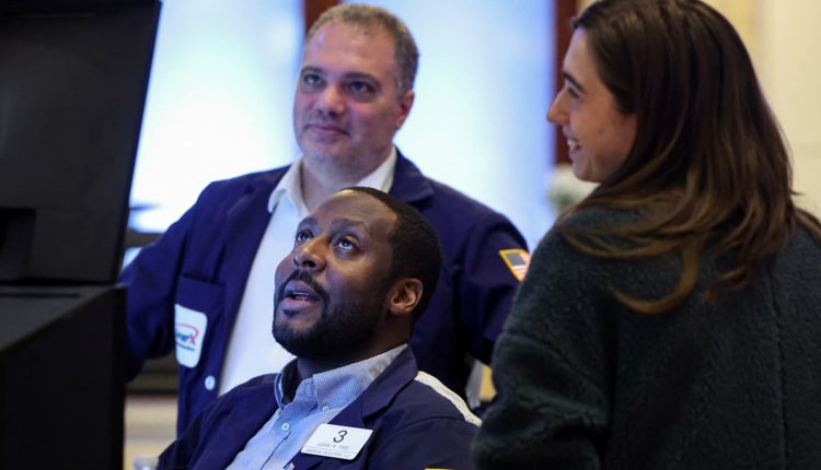 Investors await labor market data and speeches from the Fed

