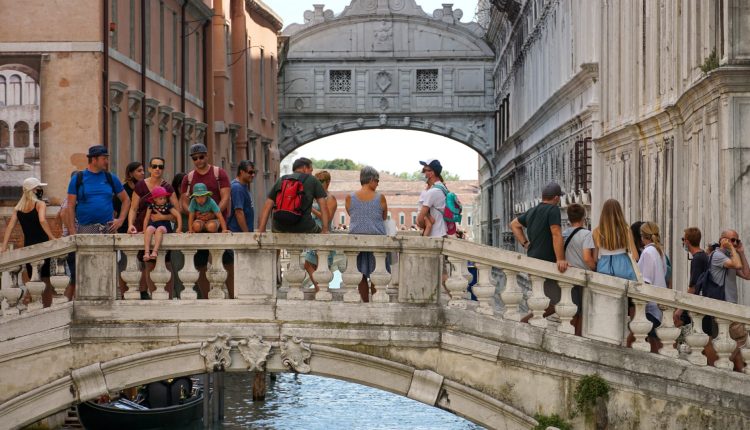 International tourists fall for us, but the Americans continue to go abroad

