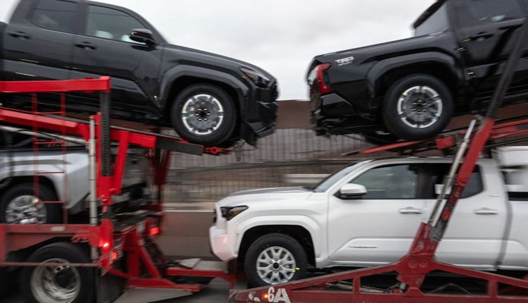 Auto shares rise when Trump says he wants to "help" some automotive companies

