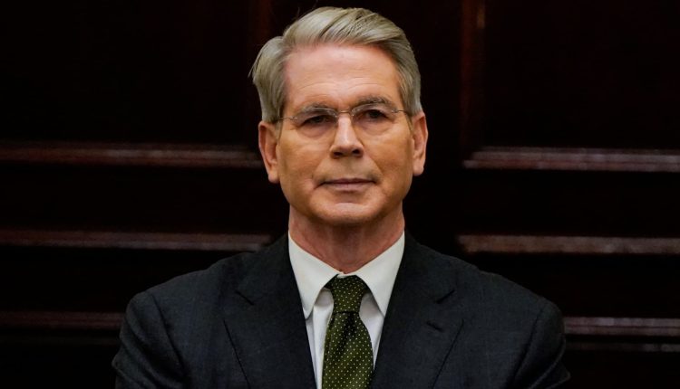 Yale Alaunen warnen den Finanzminister Chef Scott Bessent vor Trump Faschismus Risiko
