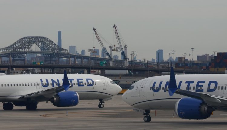 United cuts the Newark time schedule after hundreds of flight disorders

