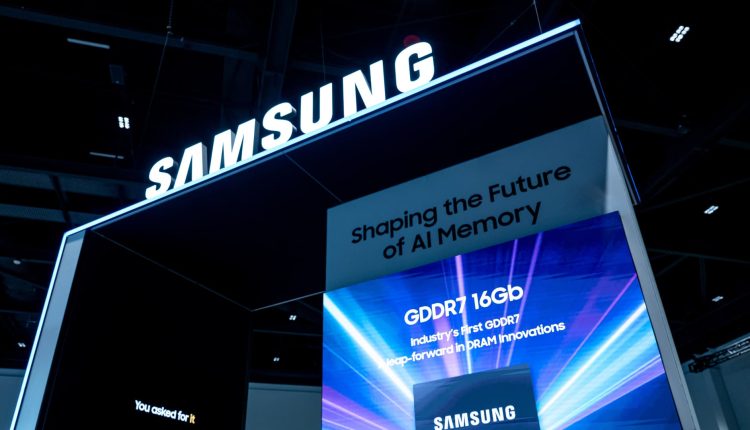 Samsung is expecting more than halving profits in the second quarter

