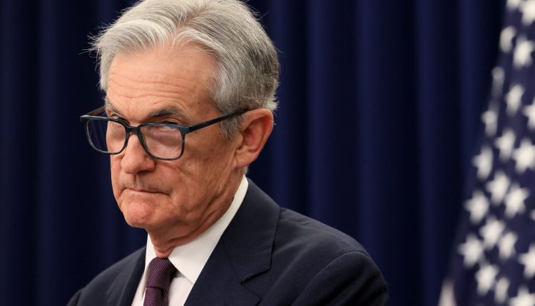 Trump beats Jerome Powell after the Fed keeps the interest rates stable

